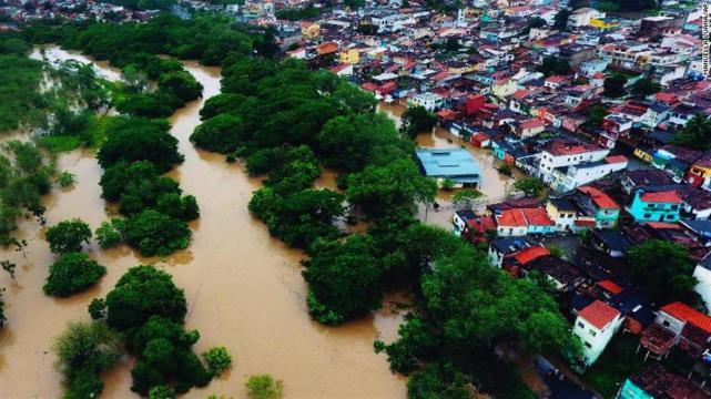 巴西东北部巴伊亚州遭遇洪水，两处水坝溃决数千居民撤离(图1)